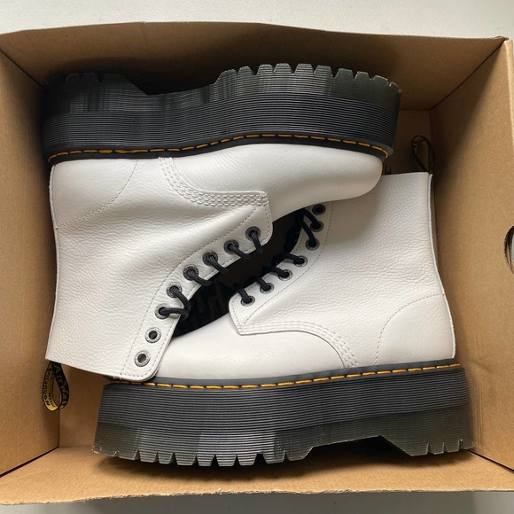 NEW Dr. Martens 1460 Pascal Max Platform Lace Up Boot White Black Women Size 9 - Picture 1 of 12